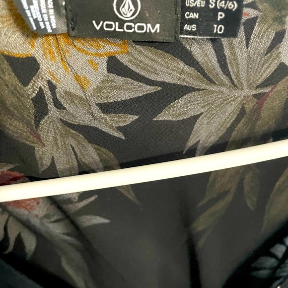 Volcom small island dress w cutout and bow detailing on the chest - Picture 2 of 2